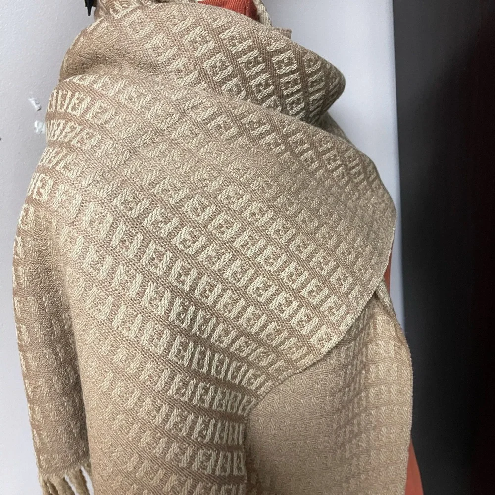 100% Authentic FENDI TAN WOOL SCARF - Picture 9 of 9